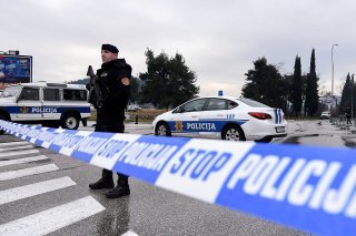 "L'homme a activé l'engin explosif de grande puissance en entrant dans l'immeuble du tribunal, et il est mort sur le coup. Il y a aussi cinq personnes blessées qui ont été hospitalisées", a déclaré à la presse le chef de la police criminelle monté...